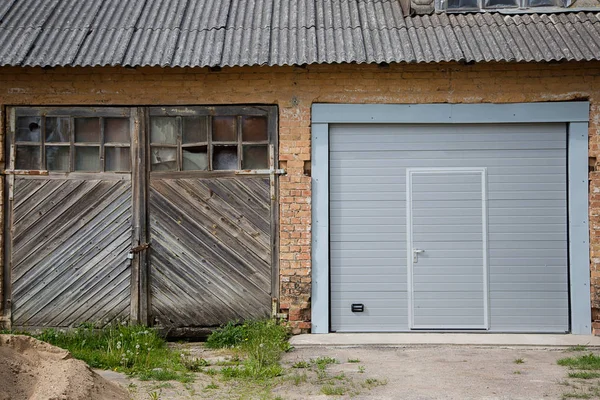 Due porte di garage su casa — Foto Stock