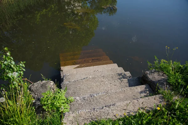 Escada de concreto que vem na água — Fotografia de Stock