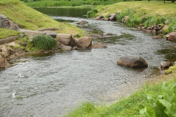 Στροφή του ποταμού με πέτρες — Φωτογραφία Αρχείου