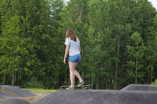 女の子スケート ボード公園に乗るロングボードの練習 — ストック写真