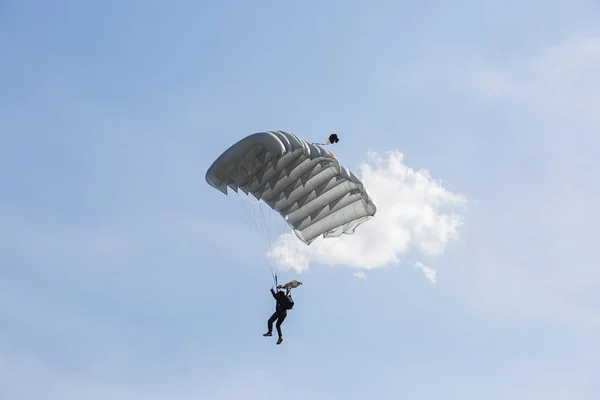 Αλεξιπτωτιστής με αλεξίπτωτο που πετούν στο μπλε του ουρανού — Φωτογραφία Αρχείου