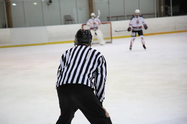 Contrôle de l'arbitre de hockey — Photo