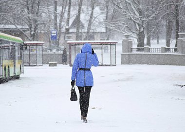Kız gitmek durdurmak otobüs