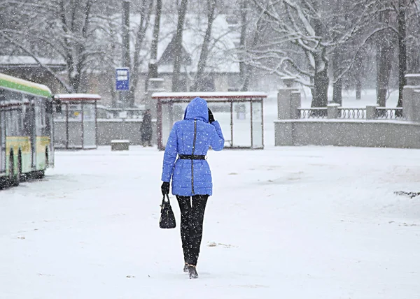 Ragazza andare alla fermata del bus — Foto Stock