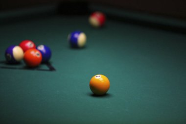 Havuz topları yeşil Bilardo masası üzerinde