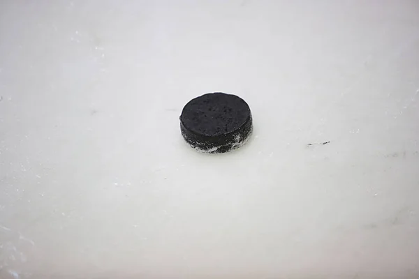 Eishockey-Puck auf dem Eis — Stockfoto