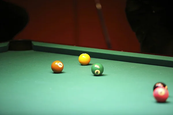 Pool balls on green pool table — Stock Photo, Image