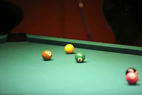 Havuz topları yeşil Bilardo masası üzerinde — Stok fotoğraf