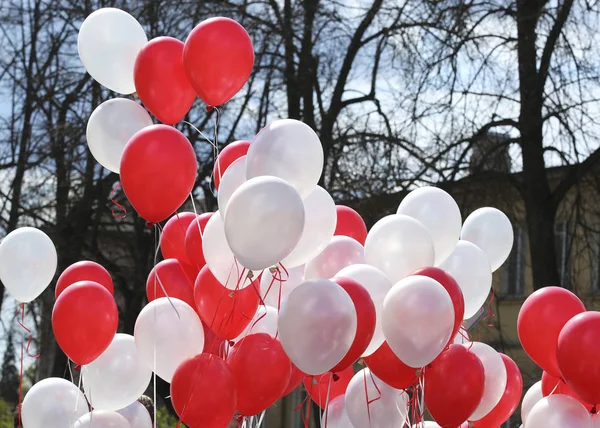 Globos rojos y blancos —  Fotos de Stock