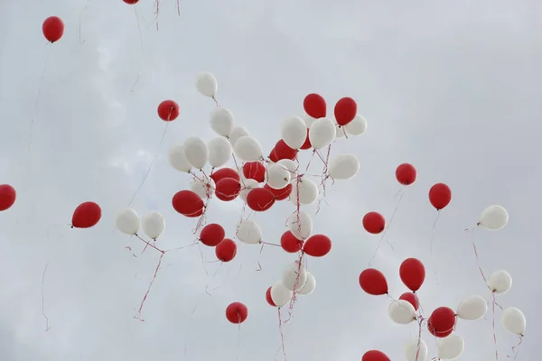 Balões vermelhos e brancos — Fotografia de Stock