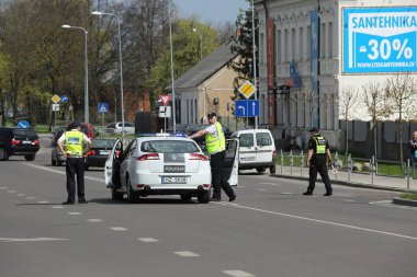 Polis arabası yol kapalı