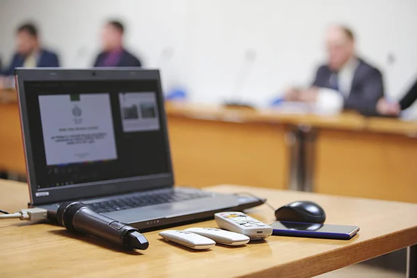 Laptop on the desk — Stock Photo, Image