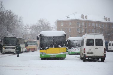 Karla kaplı otobüs istasyonu