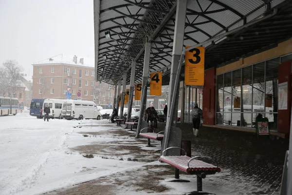 Dworzec autobusowy pokrytych śniegiem — Zdjęcie stockowe