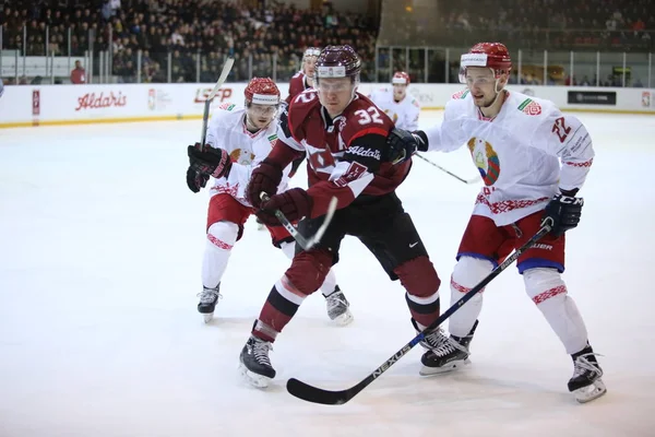 Der Spielmoment eines Eishockeyspiels — Stockfoto