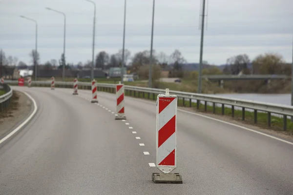 Señales de tráfico colocadas en la carretera —  Fotos de Stock