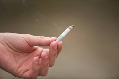 Sigara içen bir adam