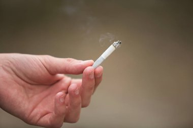 Sigara içen bir adam