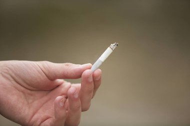 Sigara içen bir adam