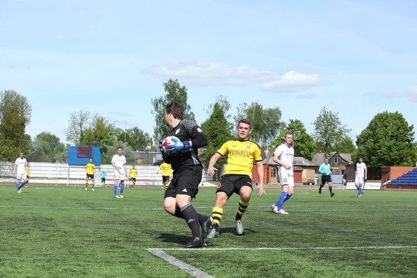 Aflevering van voetbalwedstrijd in Daugavpils — Stockfoto