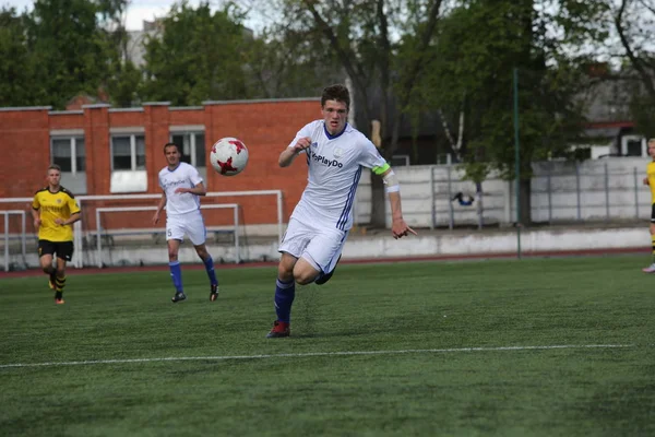 Aflevering van voetbalwedstrijd in Daugavpils — Stockfoto