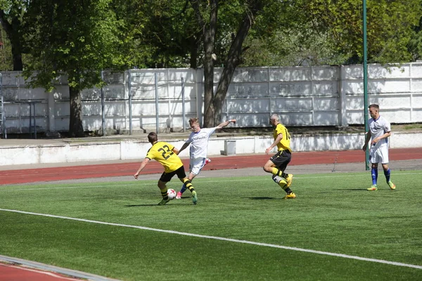 Aflevering van voetbalwedstrijd in Daugavpils — Stockfoto