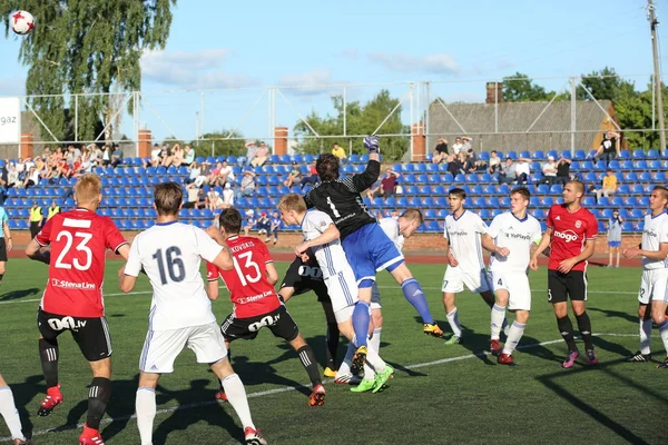 Aflevering van voetbalwedstrijd in Daugavpils — Stockfoto