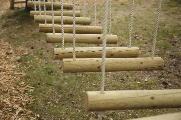 Sentiers suspendus dans le parc d'aventure — Photo