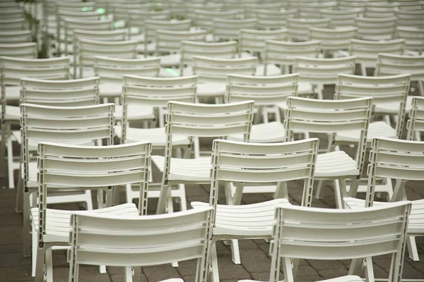 Rangée de chaises dans le parc — Photo