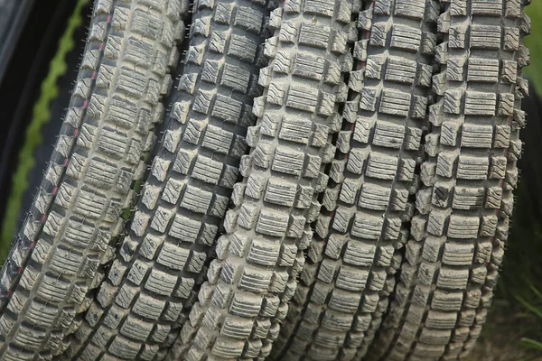 Pomocí Motocyklové pneumatiky — Stock fotografie