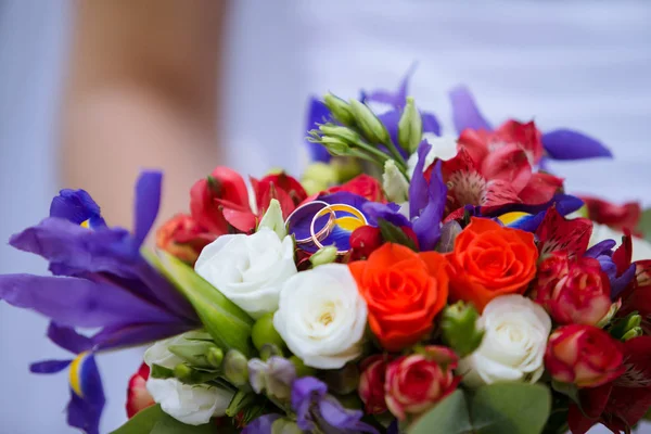 Bouquet décoratif de mariage de rose avec deux anneaux d'or — Photo