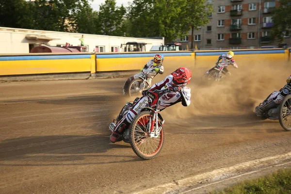 Pilotos de Speedway na pista — Fotografia de Stock