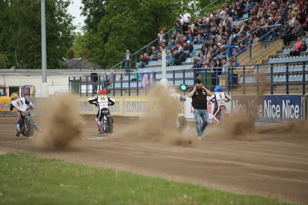 Pilotos de Speedway en la pista —  Fotos de Stock