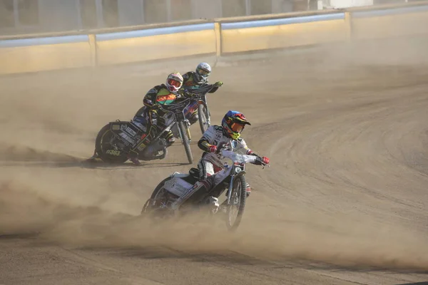 Pilotos de Speedway na pista — Fotografia de Stock