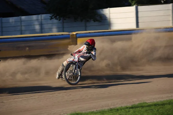 Pilotos de Speedway na pista — Fotografia de Stock