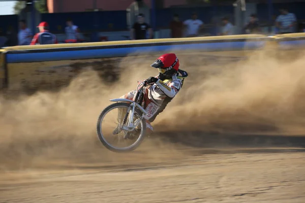 Pilotos de Speedway na pista — Fotografia de Stock