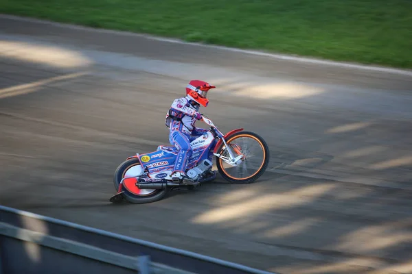 Pilotos de Speedway na pista — Fotografia de Stock