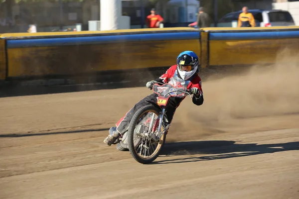 Pilotos de Speedway na pista — Fotografia de Stock