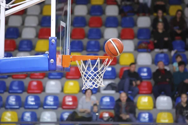 Der Ball fliegt im Korb — Stockfoto