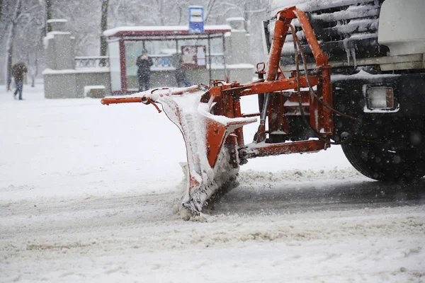 Arado de nieve quitando nieve —  Fotos de Stock