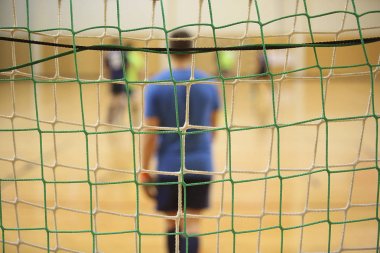 Futsal kaleci arka görünümüyle gates ön plan net