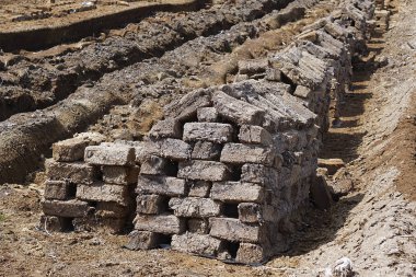 Bir yığın istiflenmiş bataklık turbası.