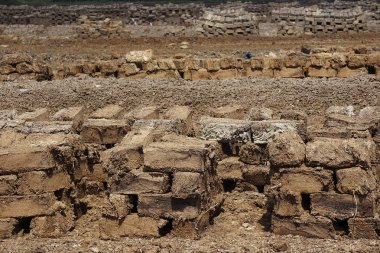 Bir yığın istiflenmiş bataklık turbası.