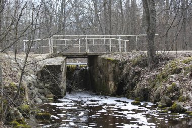 Şelaleli bir derenin üzerindeki köprü.