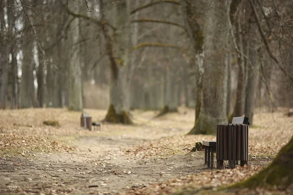 Vue sur le parc avec un banc — Photo