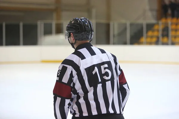 Vista trasera del árbitro de hockey sobre hielo —  Fotos de Stock