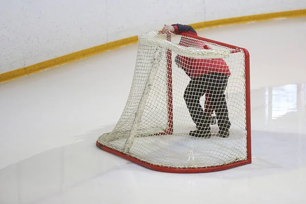 Trabajador con un taladro establece una puerta de hockey —  Fotos de Stock