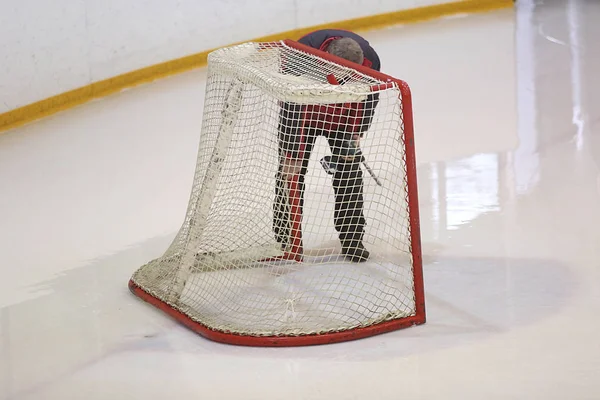 Trabajador con un taladro establece una puerta de hockey — Foto de Stock
