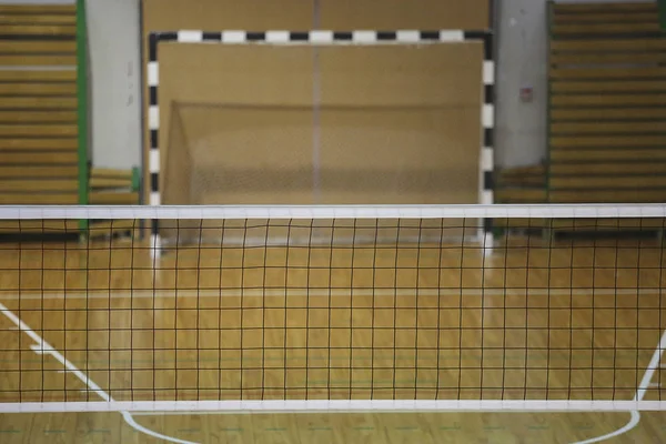 Gymnase scolaire intérieur avec filet de volley-ball — Photo