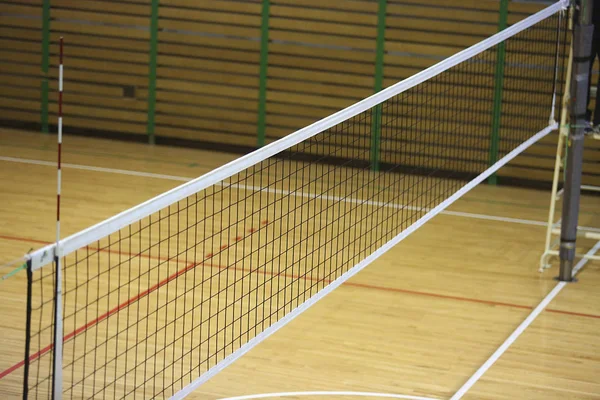 Escola ginásio interior com rede de voleibol — Fotografia de Stock